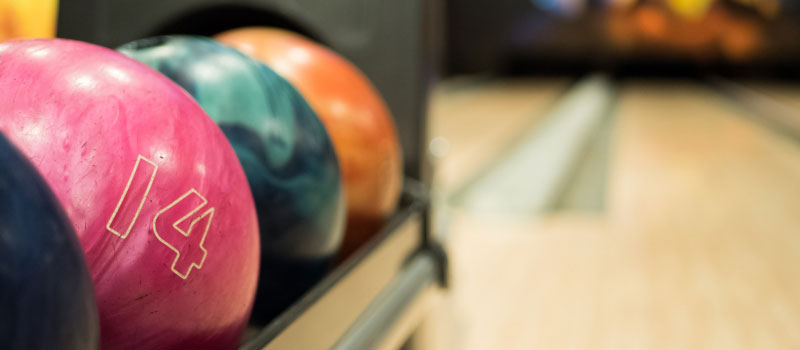 färgglada bowlingklot i närbild